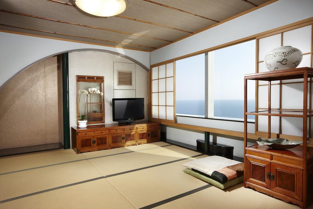 Haeundae Grand Hotel Busan Room photo A Japanese living room with a TV
