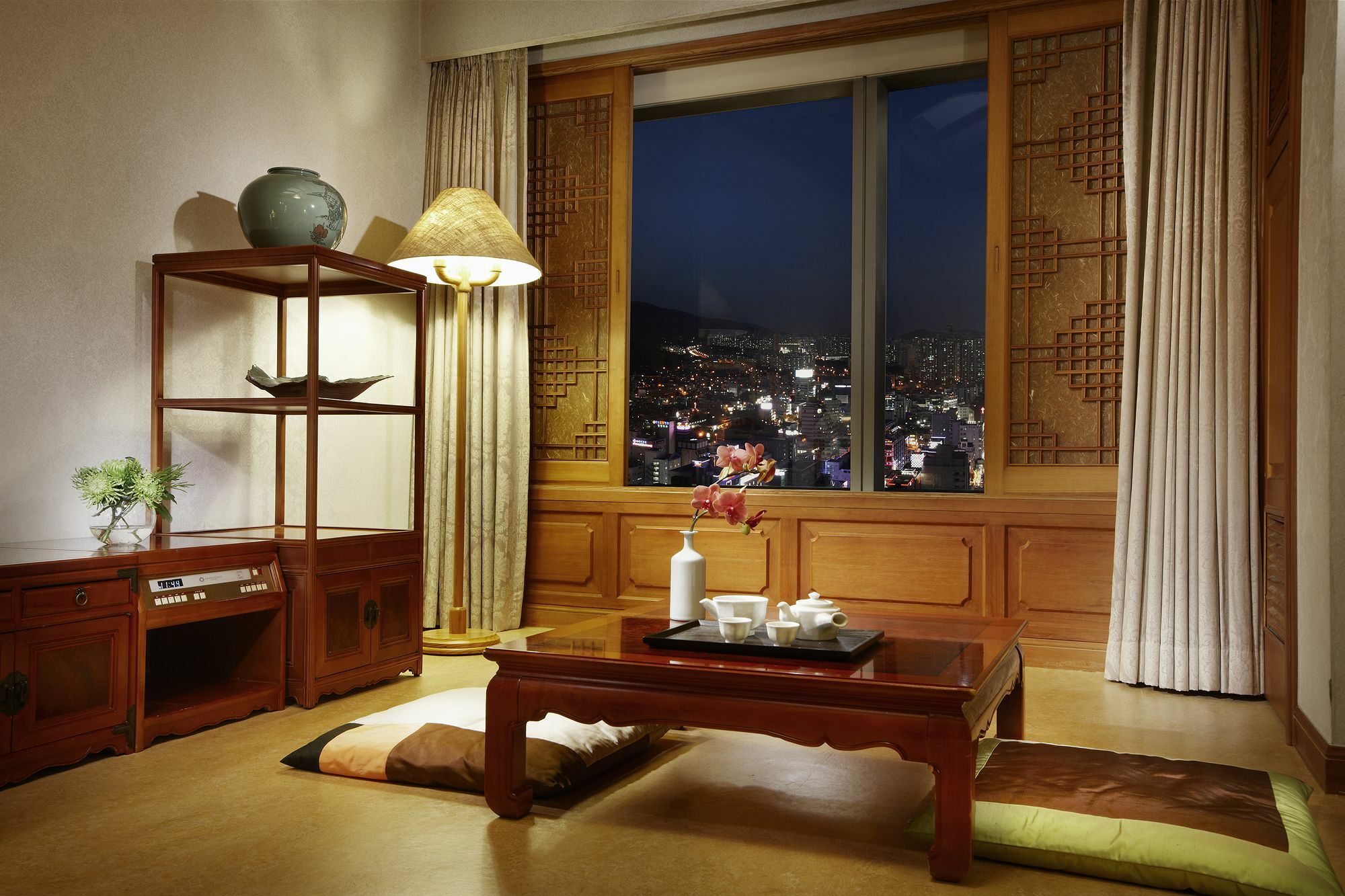 Haeundae Grand Hotel Busan Exterior photo A traditional Korean room