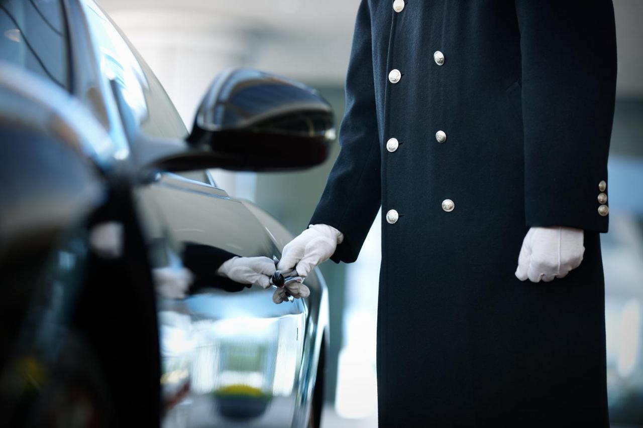 Haeundae Grand Hotel Busan Exterior photo A chauffeur opening a car door
