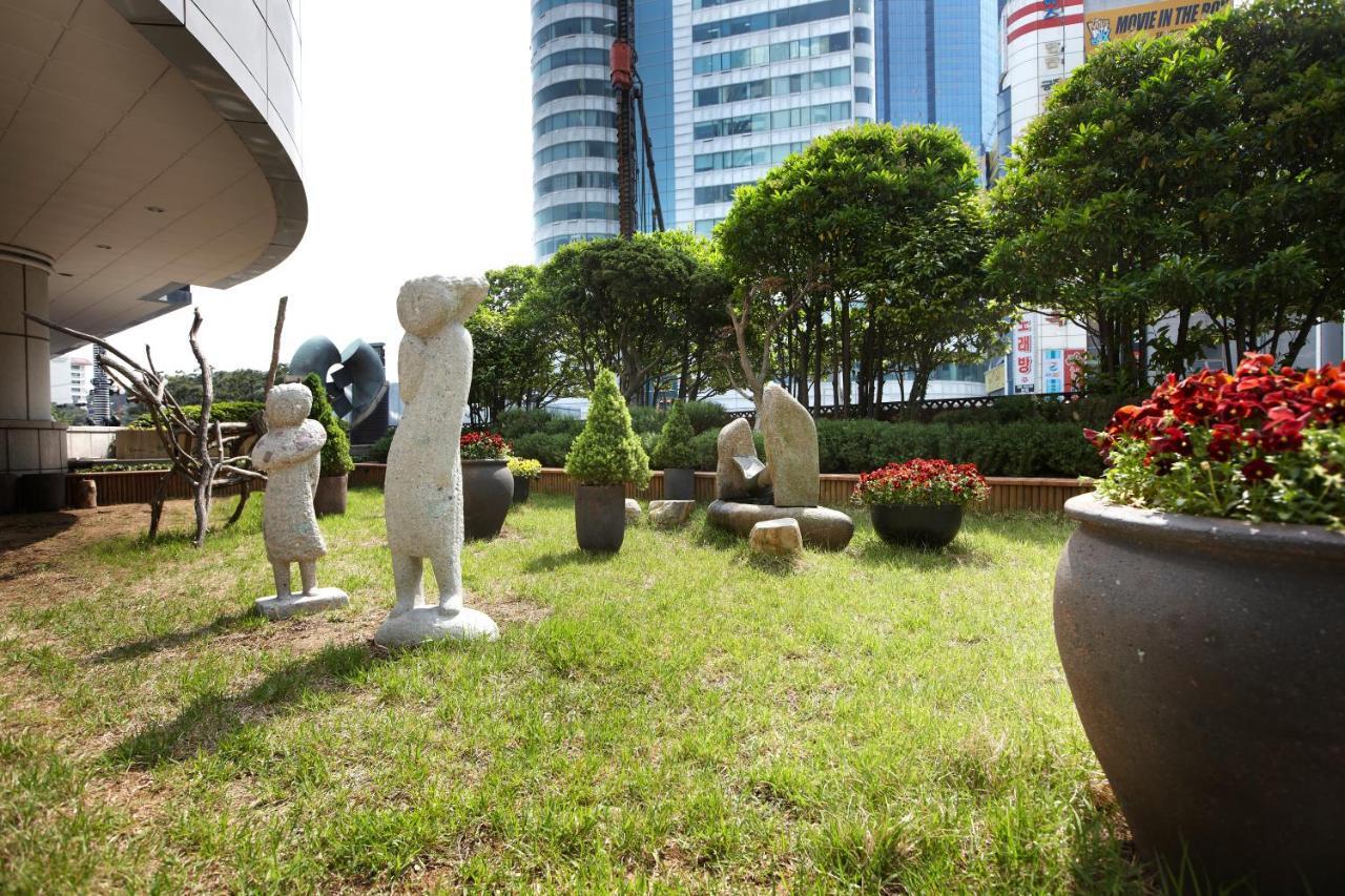 Haeundae Grand Hotel Busan Exterior photo Sculpture garden