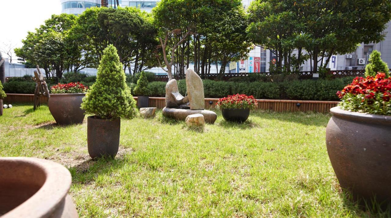 Haeundae Grand Hotel Busan Exterior photo The sculpture park